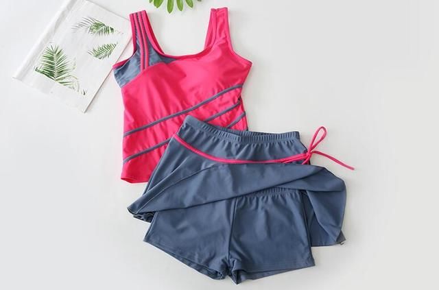 学生装分体泳衣，穿出年轻时尚的感觉，让美女气质更为迷人!