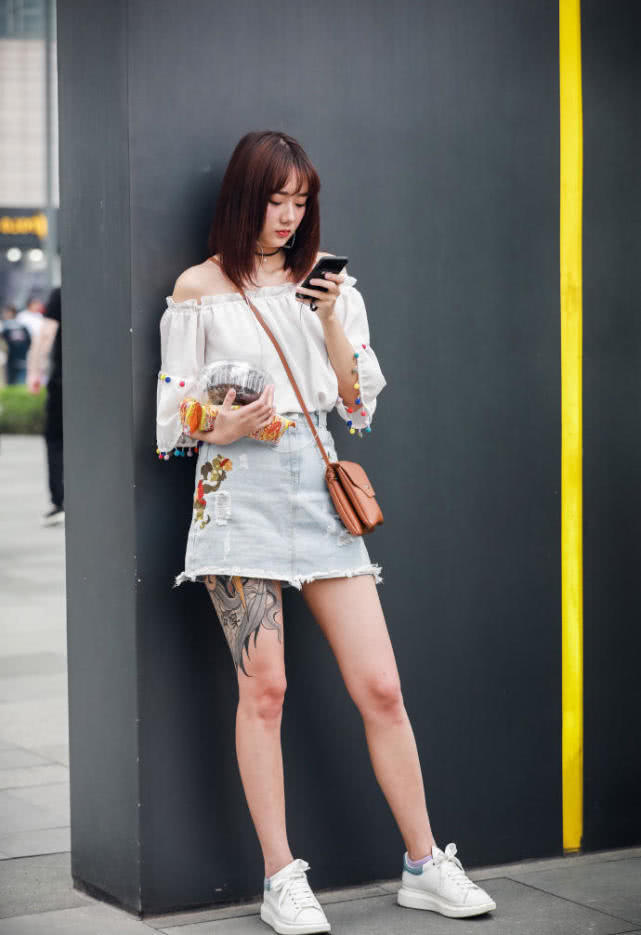 时尚街拍，图一妹子霸气的纹身一般人不敢接近