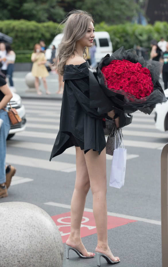 【设置】美女对鞋子设置“屏蔽”了?正面看像没穿鞋,一转身跟高8cm!