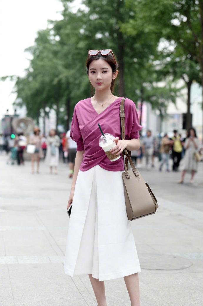 街拍：青春时尚又有韵味的姑娘，身材苗条身姿挺拔！