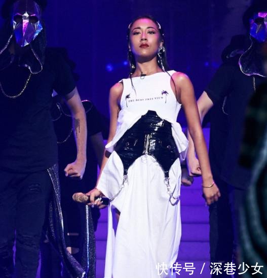 吉克隽逸的鞋子绝了！鞋跟细到可以卡在地板里，竟趴着一条毛毛虫