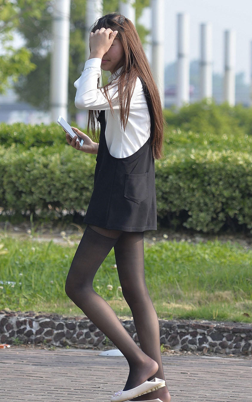 清纯小姐姐独自逛公园，连衣裙搭配黑丝袜，修长的美腿很撩人