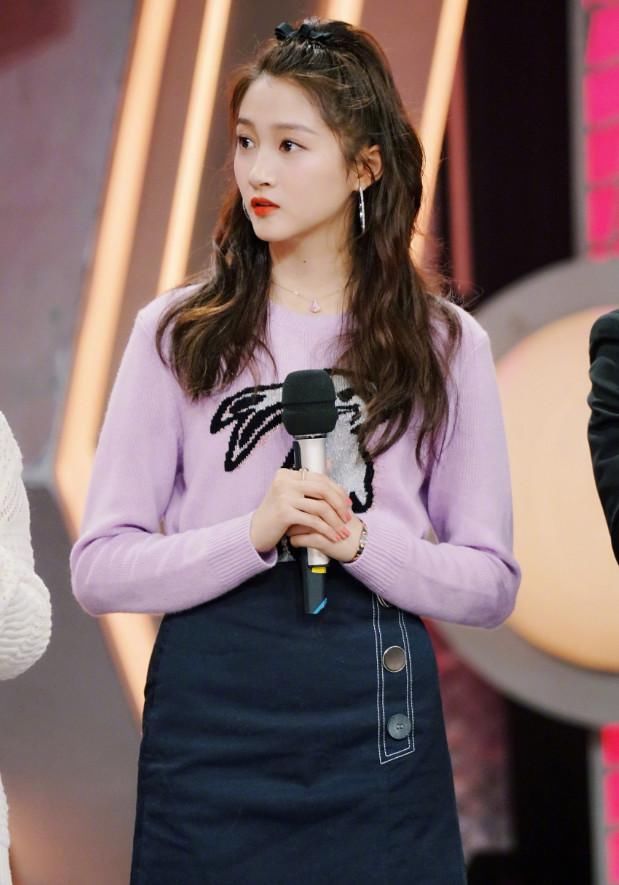 关晓彤夏天穿毛衣就算了，却还穿出水桶腰，鹿晗喊你换衣服了!