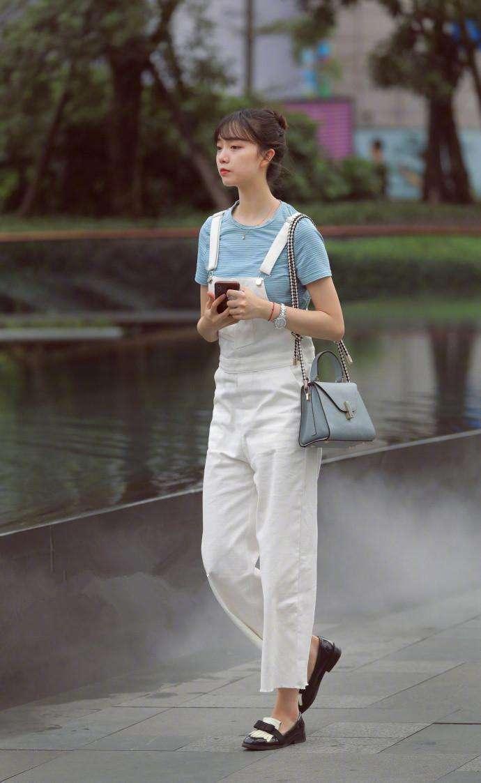 成都街拍：美女们清凉可爱的装扮，已成为大街上独特的风景！