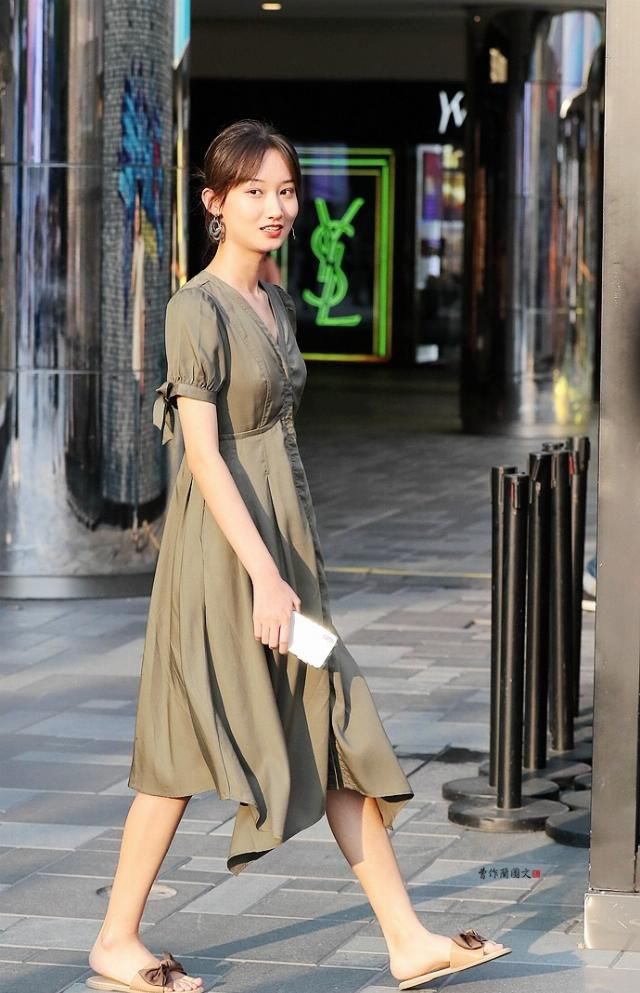  #能进能退#街拍：美女的这条连衣裙，贵在得体