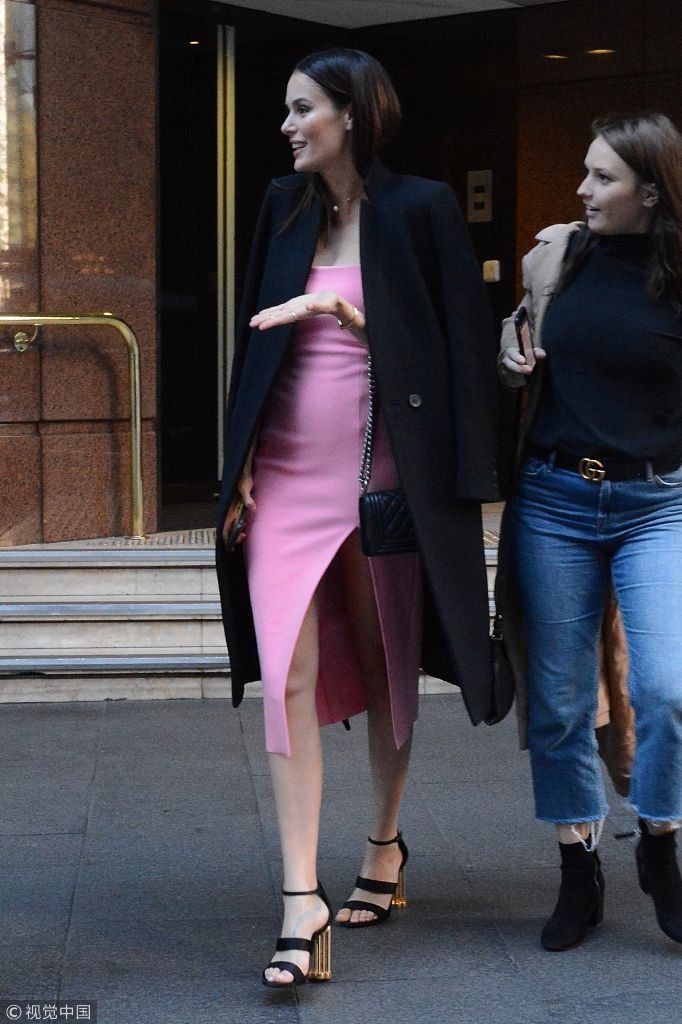 妮可-特伦菲奥撩发露甜笑美到爆 穿粉色高叉裙露白皙美腿女人味