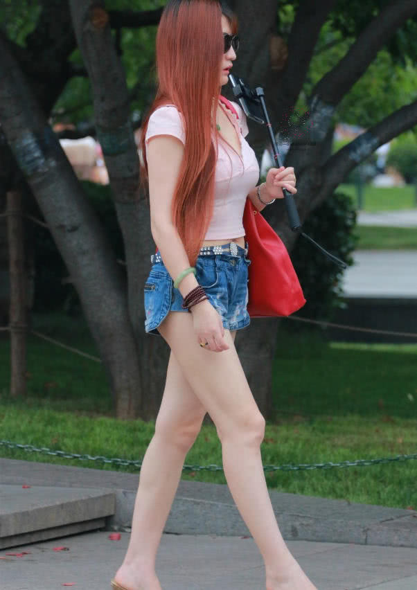 丰腴小姐姐紧身衣裹出呼之欲出的圆润曲线,身后玩芭比的小哥很抢