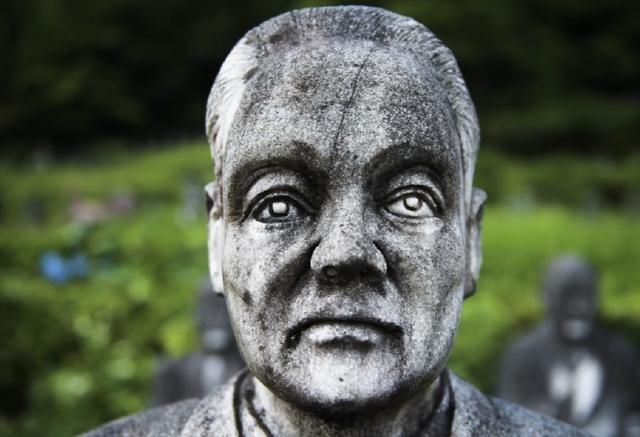 日本土豪花60亿日元打造公园，里面全是亲友雕像，游客：瘆得慌！