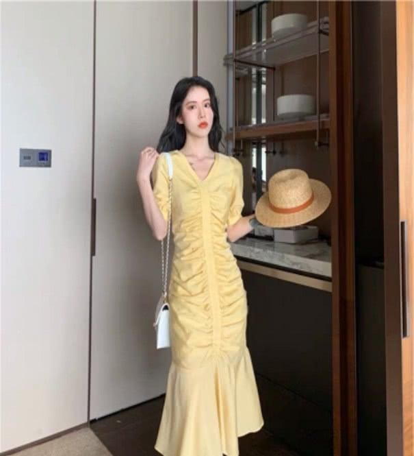 『少女』“淡黄的长裙”你有吗?早春必备款,少女感穿搭不能少