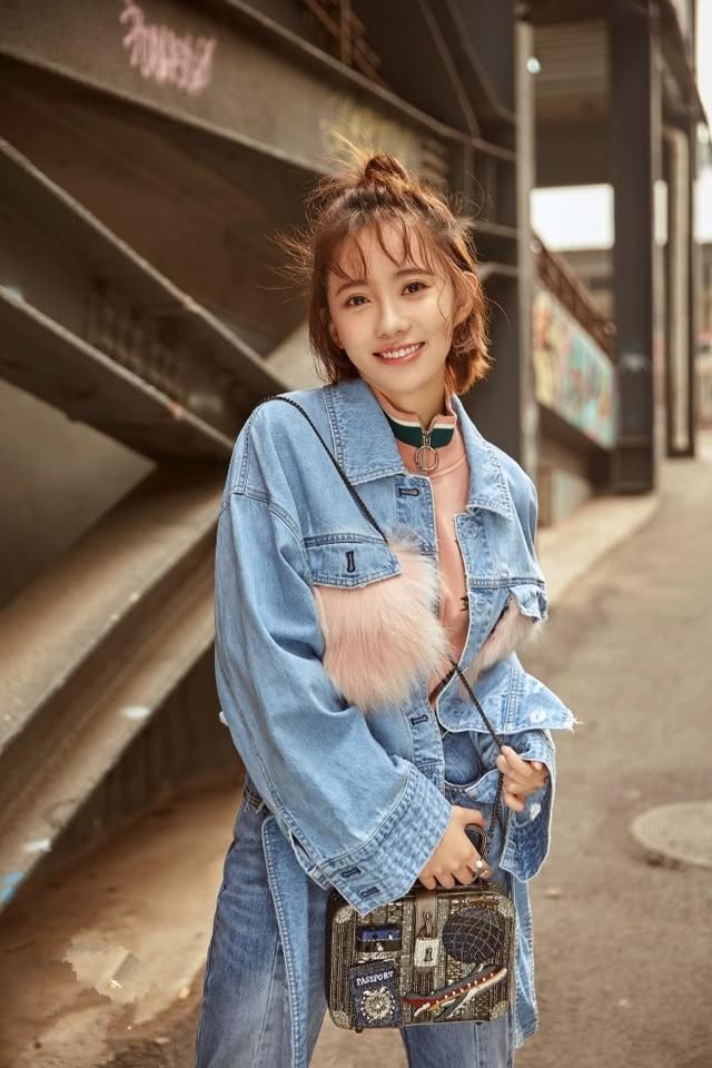 刘萌萌胆真大，下半身穿薄纱遮不住重点，网友：跟没穿一样！