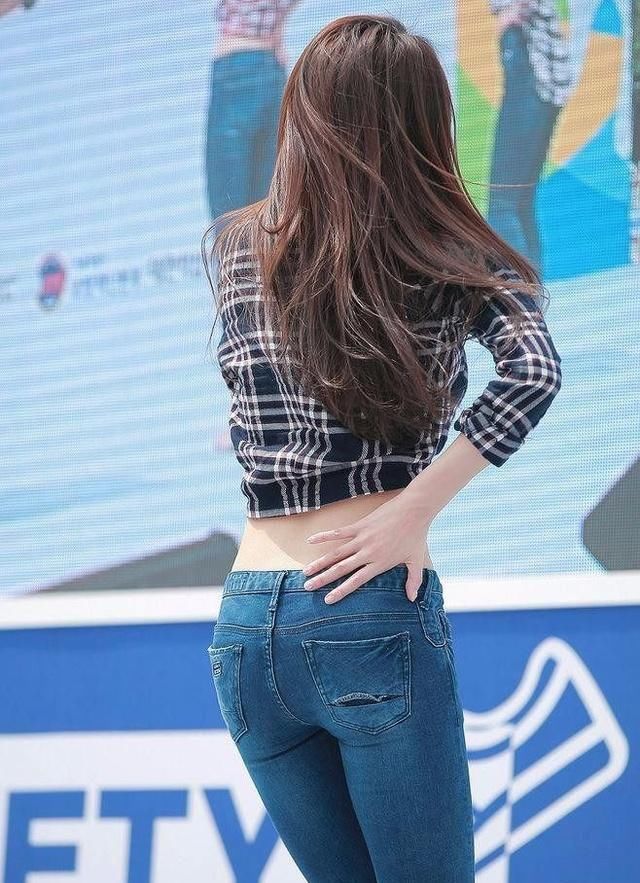 紧身裤引领时尚潮流,爱美的女人怎能错过,美而感性