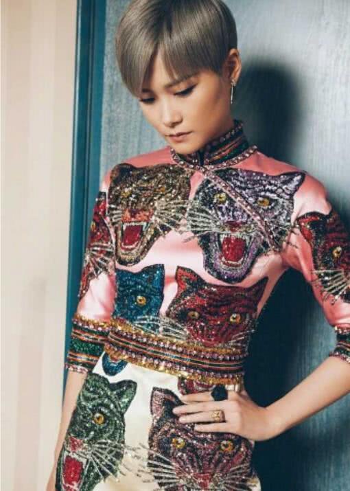 30岁赵丽颖穿旗袍，33岁戚薇穿旗袍，网友：杨幂是来搞笑的吧？