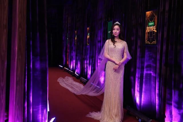 娄艺潇真会穿,蛋糕裙配斜肩T恤穿出时髦感,一般人都驾驭不了!