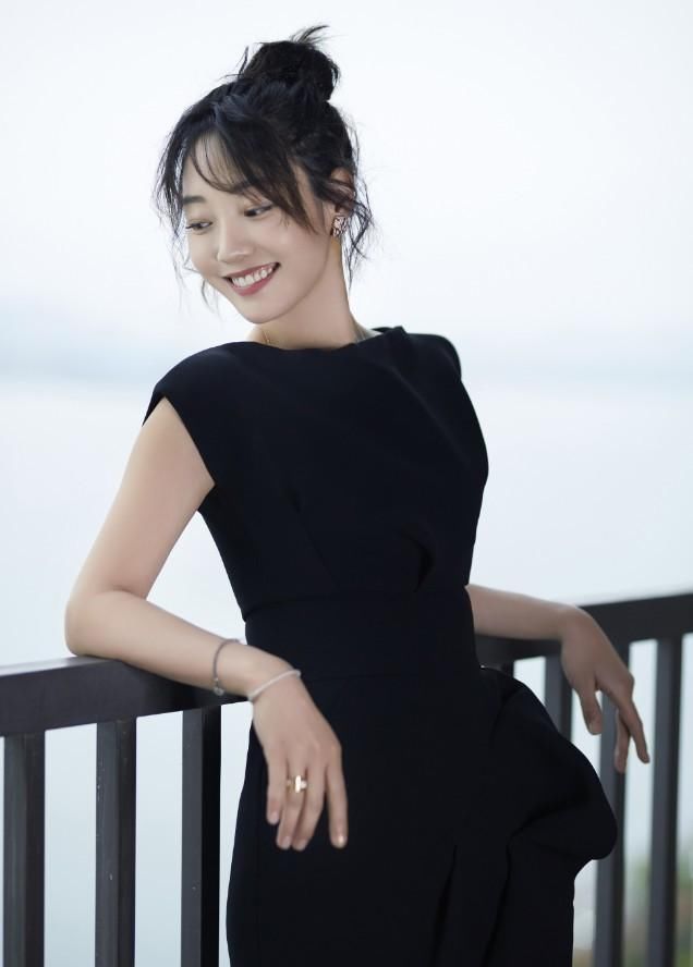 白百何一袭黑裙出席活动，瘦下来的白百何却毁在了一双鞋上!