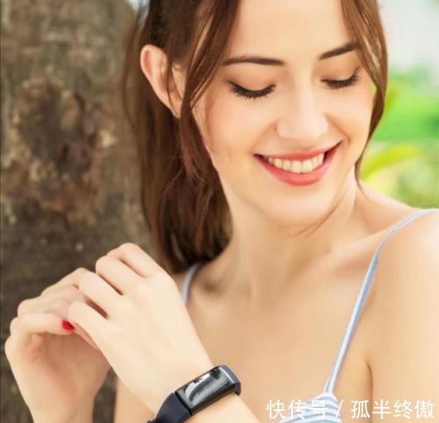 「女人」女人手腕上戴“表”还是“镯子”?代表着不同的品味,看你是哪种