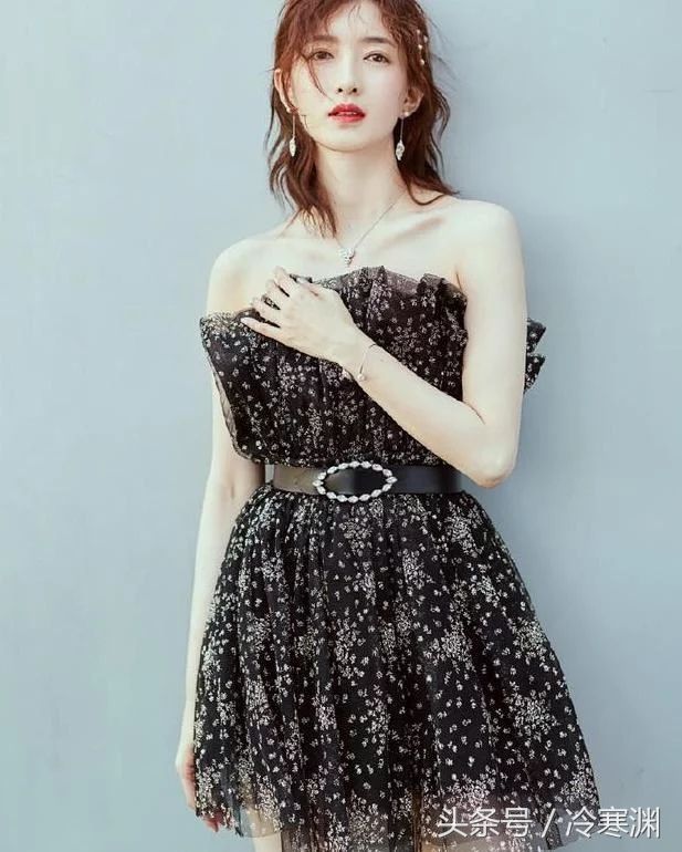 江疏影亮相活动,身穿水墨画连衣裙清新脱俗,网友:气质真好