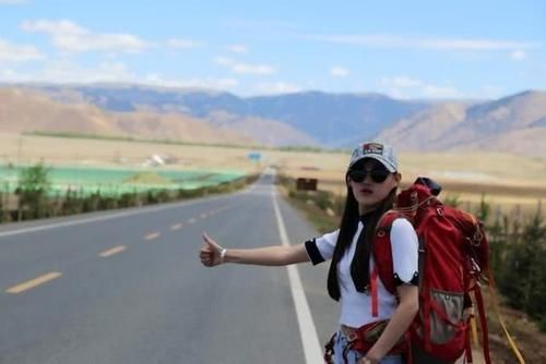 川藏线上，穷游女举“RB”牌子是何暗语？老司机：看见就停车！