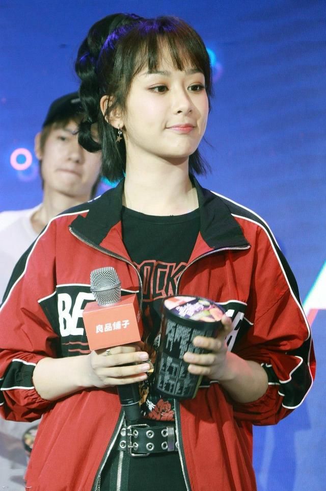 杨紫笑起来太丑了，竹笋腿比吴昕还严重!