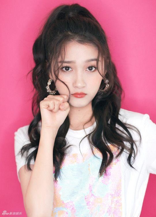 关晓彤和迪丽热巴同框，终于知道真正的女神，网友:太美了