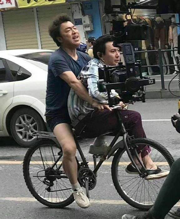 黄渤新戏封路将市民堵家中被骂戏子当道 片方致歉因一句话再遭骂