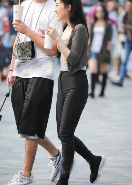 时尚帅气的打底裤小姐姐，个性又不失优雅感，让人眼前一亮！