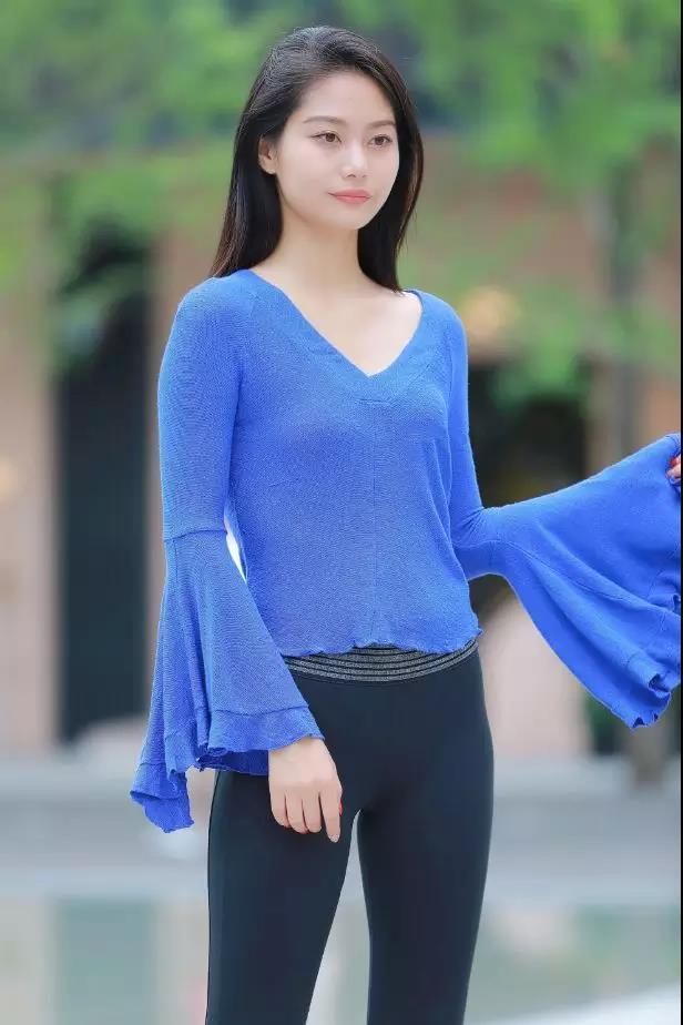 街拍：风韵甜美穿紧身瑜伽裤迷人性感的翘臀美妇