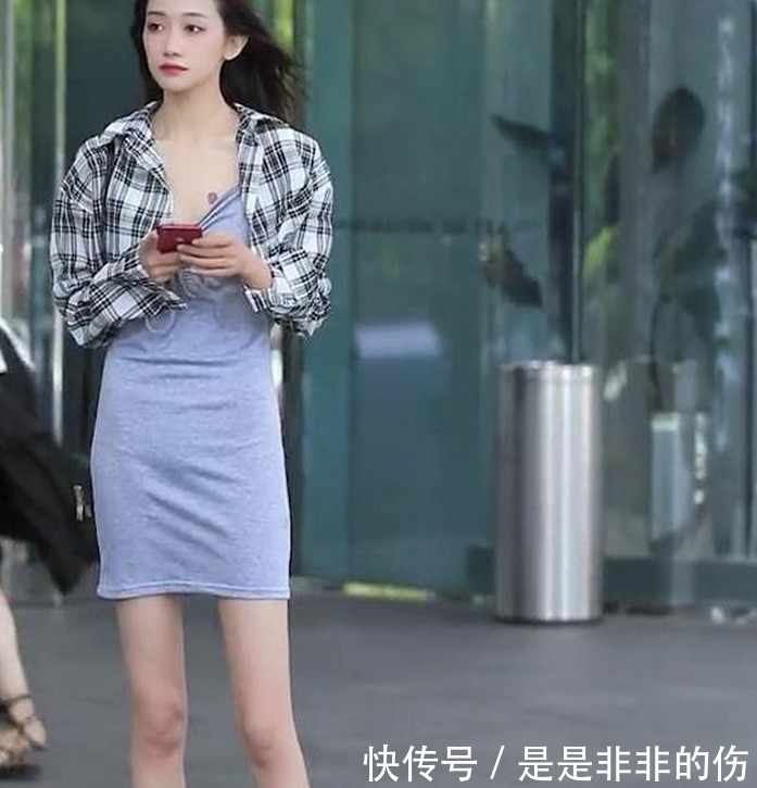 [ 生气]在看女友都要生气了！，街拍：旁边的小哥哥别看了
