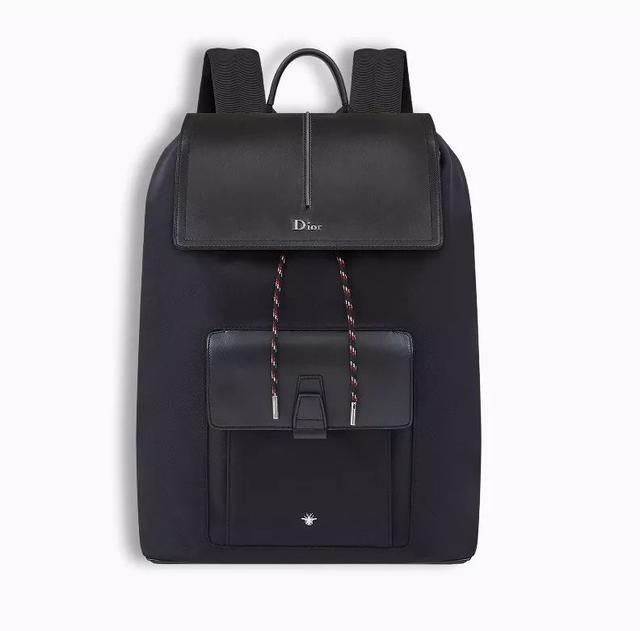 女生别只顾打扮自己!快扔掉男友的小学生书包