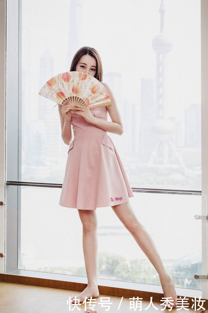 迪丽热巴裙子穿的太透了，难怪一直用包包挡着，网友：好尴尬啊！