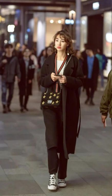  『风采』街拍：身姿婀娜的美女，身穿吊带连衣裙，尽显时尚风采