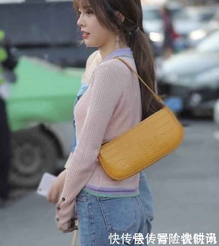 『气质』街拍她这个不经意的笑容,不知能迷倒多少人