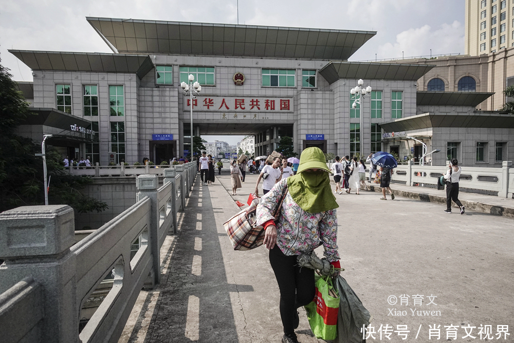 中越交界的东兴口岸，越南妇女把中国货品拆散运出，像蚂蚁搬家