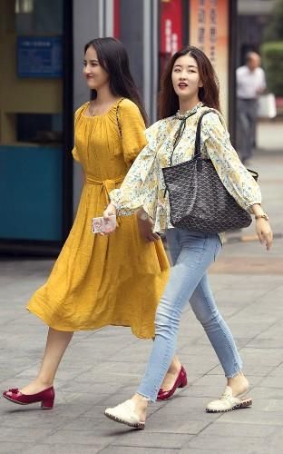 穿搭紧身裙:小姐姐窈窕性感的身姿曲线优美，优雅大方!