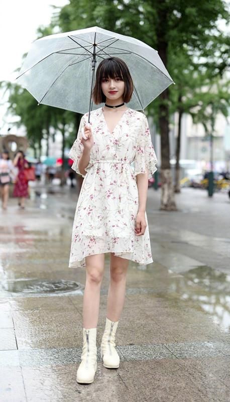 街拍，你还在烦恼穿着不够高端大气吗?不妨看一下她们的着装