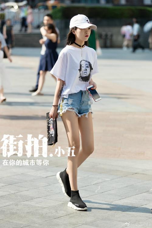 路人街拍:小姐姐把上衣塞进短裤的穿搭更显高瘦,丝袜性感