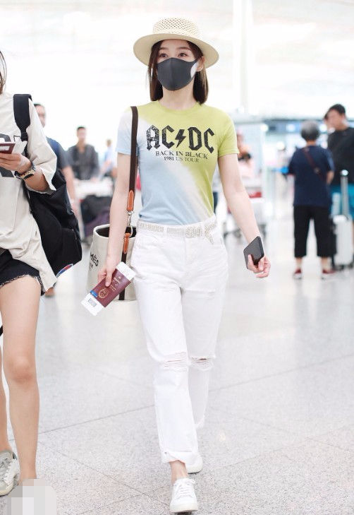 袁姗姗裤子真有意思，有两个裤腰就算了，连裤缝都开了