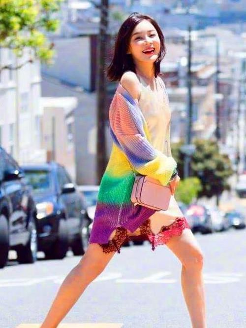  #搭配#街拍：气质高雅的美女，一件黑色的连衣裙，时尚魅力气