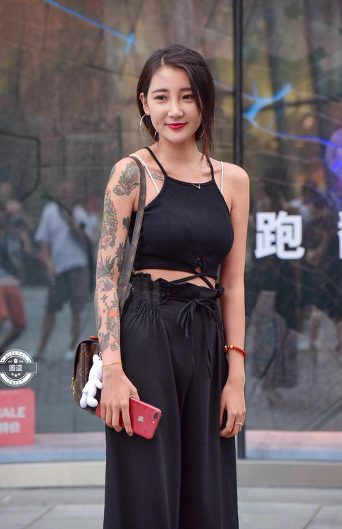 路人街拍，花臂小姐姐，笑起来有点小酒窝特别美