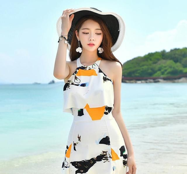 沙滩偶遇“天鹅臂”美女，呈现的闭月羞花，让人看得目不转睛！