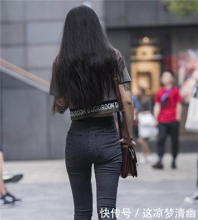 街拍短衫、低腰紧身裤的穿搭，尽显长腿小蛮腰