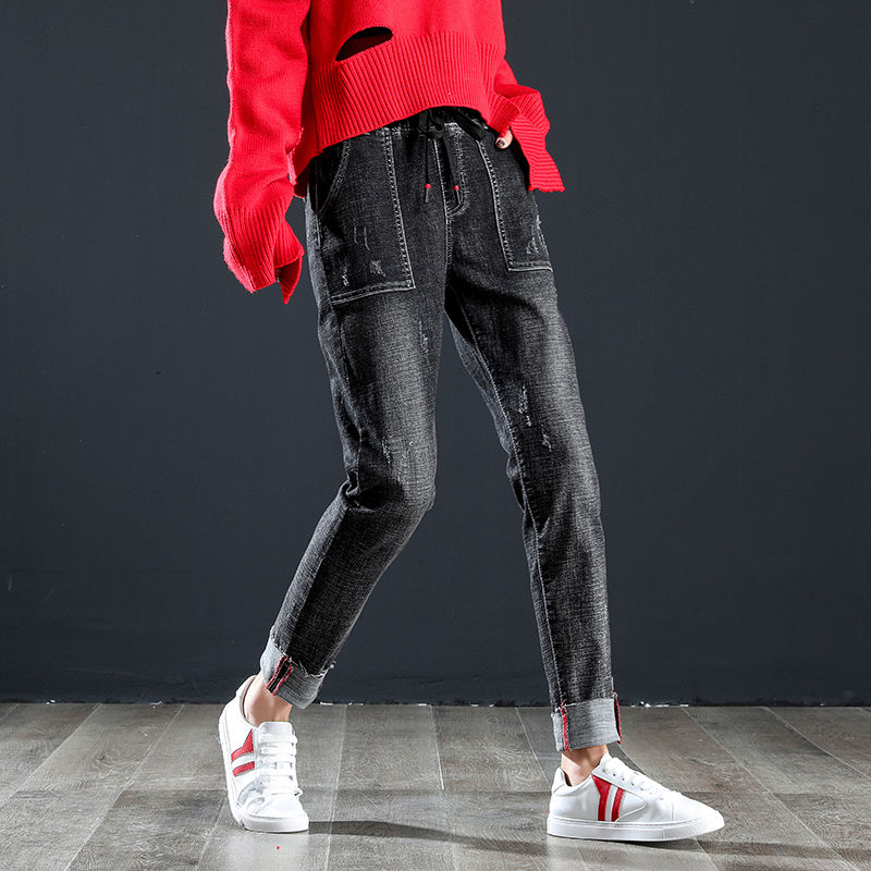 别穿满大街的裙子了，现在很流行这几款牛仔裤，连背影都很女神范