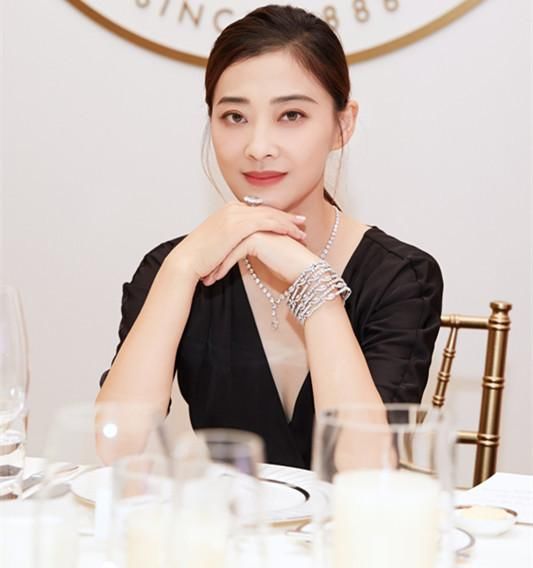 43岁梅婷现身某活动，穿黑色长裙淡露事业线，简直比23岁那年还美