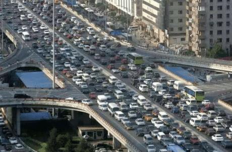 我国第一座大型悬索桥：耗资30亿却成堵车胜地，最长堵过5小时