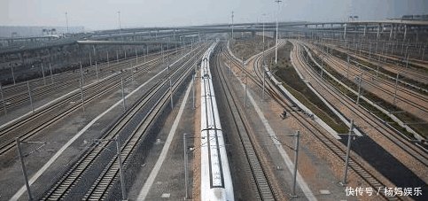 中国首条盈利高铁, 前两年亏损49亿, 最后一年出现反转盈利300亿