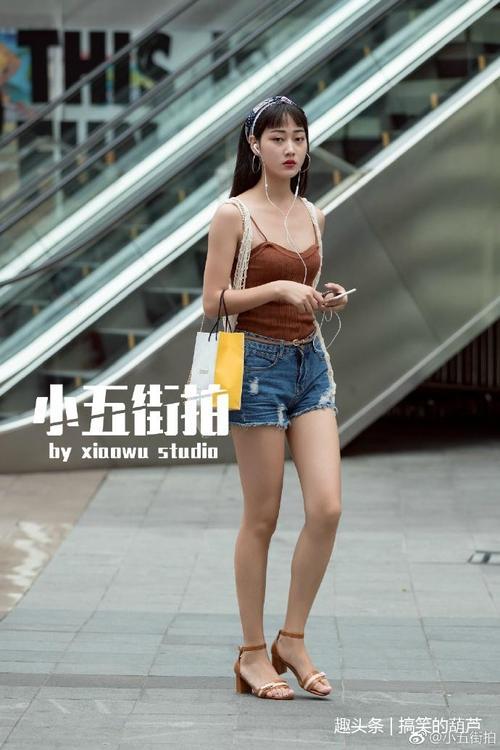 路人街拍：超自信的两位小姐姐，两条短裤秀出完美身材，特别耀眼