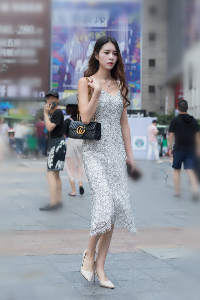 重庆街拍，清新时尚美的女生，夏天这样穿，真是美翻了