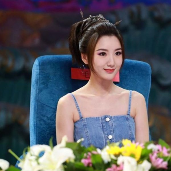 毛晓彤真会穿！吊带裙子上还有扣子，网友：就不怕开了吗？