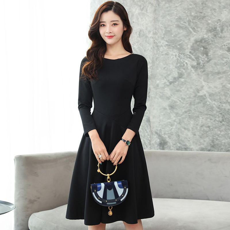 32岁的同事胆子太大了，穿这样的包臀裙上班，同事见了挪不开眼