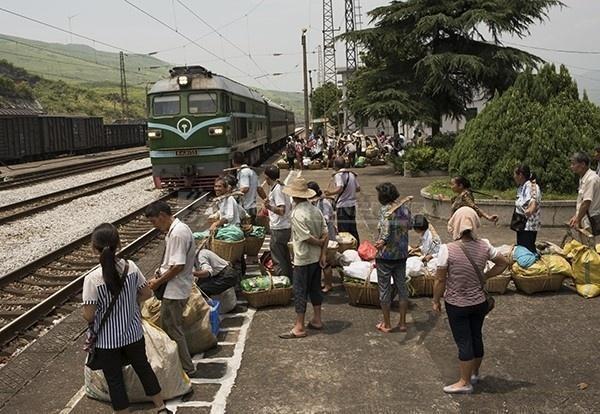  「伙食」火车上的饭也不贵，农民饿着也不愿买，为啥？老农3句话