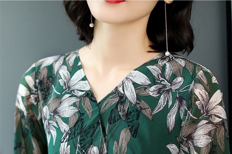 谁说60后女人不能美!秋后穿这欧版裙，配平鞋，足以美翻一条街